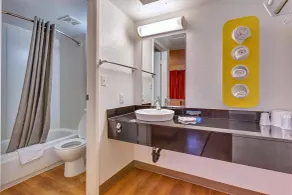 Super 8 by Wyndham Santa Rosa North - Salle de bain