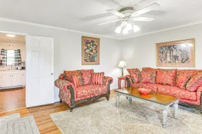 Cozy Mullins Retreat w/ Backyard & Covered Porch! - Innenbereich