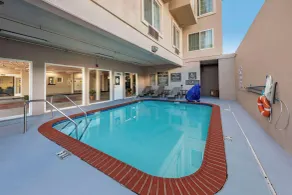 Comfort Inn & Suites Near Universal - N Hollywood - Burbank - Piscine