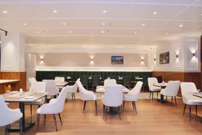 Le OVAL Hotel & Resorts - Restaurante