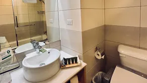 West Plaza Hotel at Lebuu Street - Bathroom