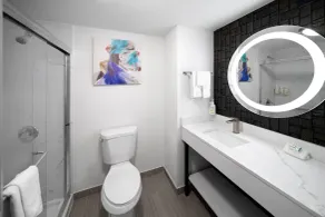La Quinta Inn & Suites by Wyndham Houston Bush IAH South - Salle de bain