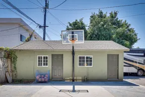 Hawthorne Home w/ Covered Patio & Basketball Court - Intérieur