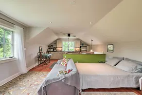 Barn-Like Studio Suite w/ Flowering Garden! - Interiör