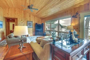 Lakefront Isle Escape w/ Dock + Fire Pit! - Interiör