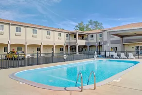 Days Inn & Suites by Wyndham Niagara Falls/Buffalo - Basseng