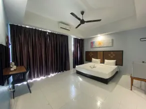 Leisure Cove Hotel and Apartments - Room
