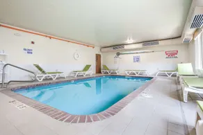 Quality Inn & Suites Omaha Chalco - Piscine
