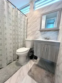 Stylish Remodeled 3BR With Pool,parking Near Airport & Beaches - Bathroom