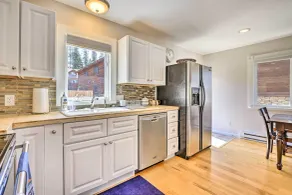 Walk to Water: Grand Lake Home w/ Hot Tub! - Intérieur