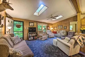 Scenic Spring Mills Escape: Swim, Fish, Hike! - Interiör