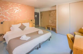 LOGIS HOTEL L'HÔTEL DES BAINS - Salles-la-Source - Zimmer