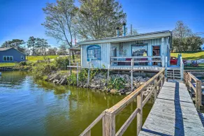 River Waterfront Retreat w/ Dock & Fire Pit - Interiör
