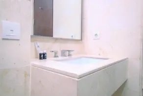 Spacious and Warm 2BR at Ciputra World 2 Apartment By Travelio - Badezimmer