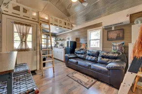 Cabin w/ Trail & Pond Access in Steamboat Rock! - Intérieur
