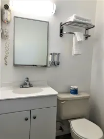 Blue Coast Inn & Suites - Baño