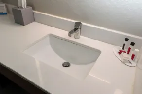 Days Inn by Wyndham Farmville - Bathroom