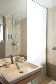 TITANIC Comfort Mitte - Bathroom