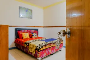 Hotel Dewi near GOR Merdeka Jombang Mitra RedDoorz - Chambre