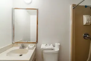 Hotel O Colonial Inn Brownsville Tx - Bathroom