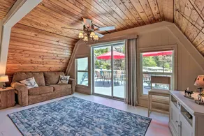 Lakefront Rocky Mount Cabin w/ Dock & Kayaks! - Interiör