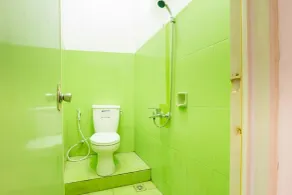 RedDoorz near Universitas Pamulang - Badezimmer
