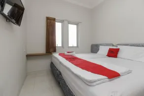 RedDoorz near Central Park Mall - Chambre