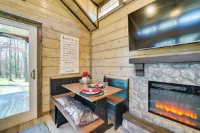 Pet-friendly Broken Bow Cabin: Hot Tub & Fireplace - Interiør