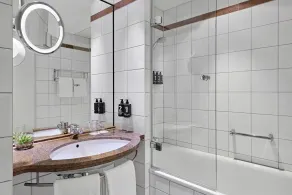 The Curve Hotel BayArena - Bathroom