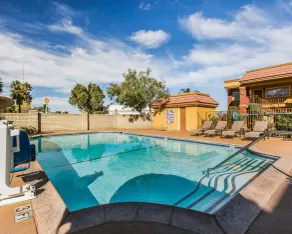 Rodeway Inn & Suites Corona - Piscine
