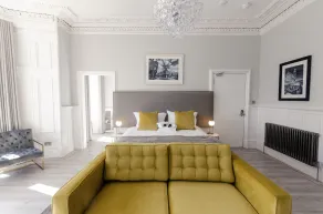 Sweeney Motherwell - Habitación