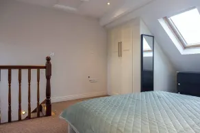 Coastal town house beside train and buses only 5 kilometers from city centre - Værelse