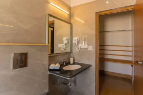 Vasant Villas A Boutique Hotel with Swiming Pool - Bathroom