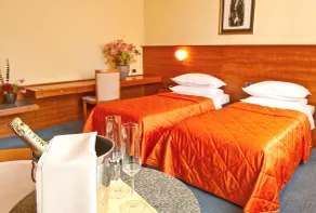 Park, Hotel & Entertainment - Zimmer