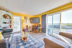 Deck w/ Views: Lakeside Spring Lake Cottage - Innenbereich
