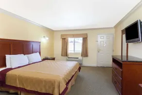 Travelodge by Wyndham Brea - Chambre