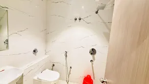 Hotel City Inn 2min Walk To Gorakhnath Temple - Bathroom