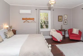 ARCADIA - The Barn Cottage & Rosehill Cottage - Room
