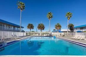 Days Inn by Wyndham Titusville Kennedy Space Center - Piscine
