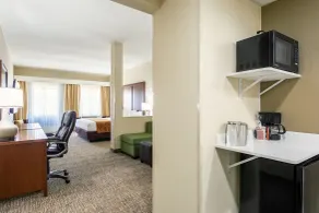 Aspire Hotel and Suites - Quarto