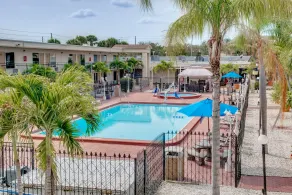 Days Inn by Wyndham St. Petersburg / Tampa Bay Area - Piscine