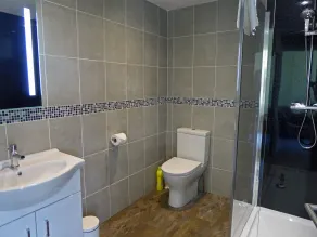 Bryn Melyn Apartments - Bathroom