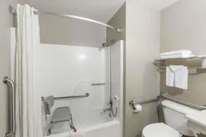 Super 8 by Wyndham Hays KS - Salle de bain