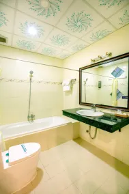 Y Linh Hotel - Bathroom