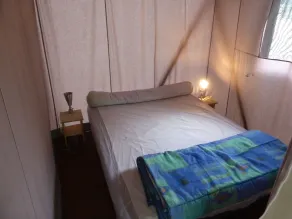 Camping Les Vignes *** - 3 værelses Gîte 4 personer - Værelse