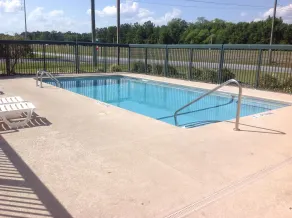 Super 8 by Wyndham Brunswick South I-95 - Piscine