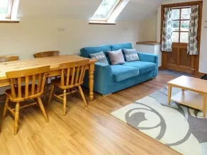 Lakefield Apartment - Living room