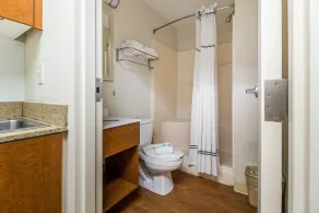 HomeTowne Studios by Red Roof Houston - Northwest - Bathroom