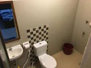 Mayon Lodging House - Bathroom