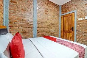 OYO 92606 Djoglo Boto Homestay Syariah - Habitación